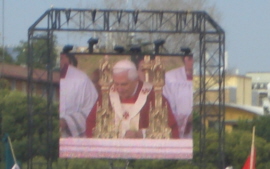 Foto vom Abschlussgottesdienst �ber eine Leinwand