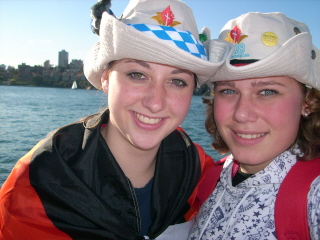 Foto von 2 bayerischen M&auml;del in Australien