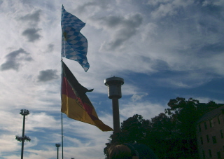 Foto der Bayern- und Deutschlandfahne in Australien