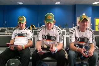 Foto von 3 bayerischen Jungs am Flughafen in Dubai
