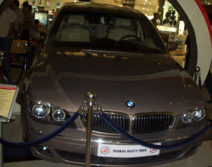 Foto eines BMW am Flughafen in Dubai