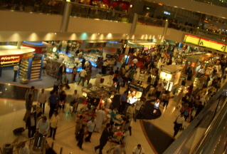 Foto vom Flughafen in Dubai um Mitternacht