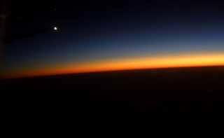 Foto eines Sonnenaufgangs vom Flugzeug aus gesehen