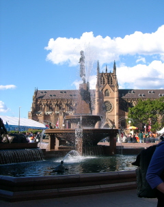Foto vom Brunnen vor St. Mary in Sydney