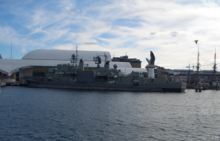 Foto eines Kriegsschiffes im Hafen von Sydney
