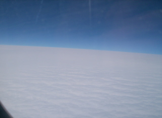 Foto aus dem Flieger &uuml;ber den Wolken