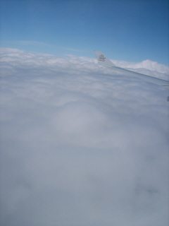 Foto aus dem Flieger &uuml;ber den Wolken