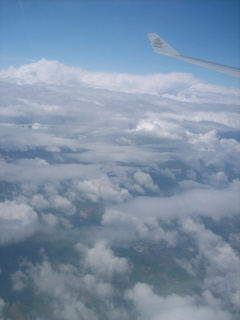 Foto aus dem Flieger über den Wolken